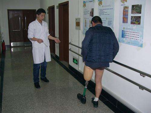 截肢患者安裝假肢應遵循什么原則呢?(圖1) 截肢患者安裝假肢應遵循什么原則呢?(圖1)